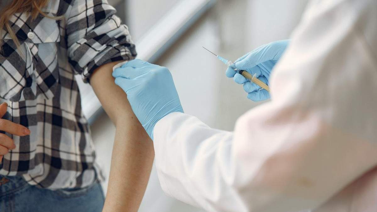 За вакцинацию в Польше теперь можно даже заработать