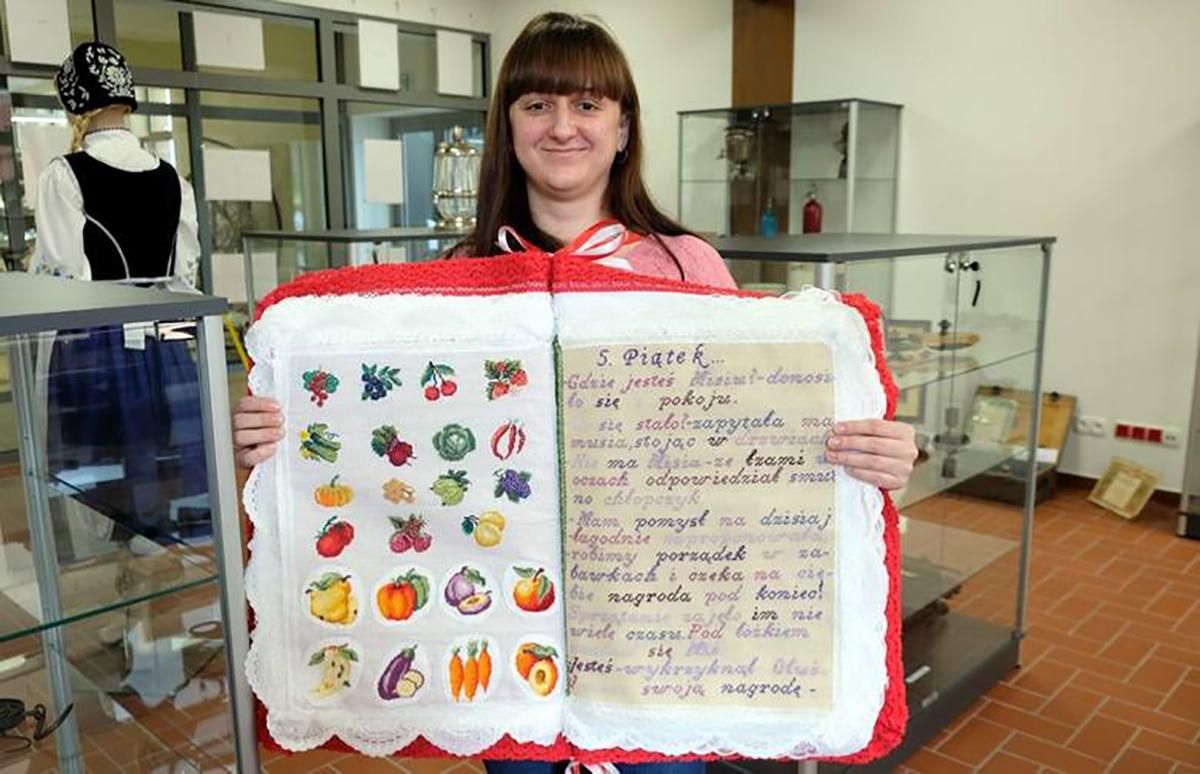 Украинка Ольга Стельмах создала первую в Польше книгу-вышиванку Украинка Ольга Стельмах создала первую в Польше книгу-вышиванку