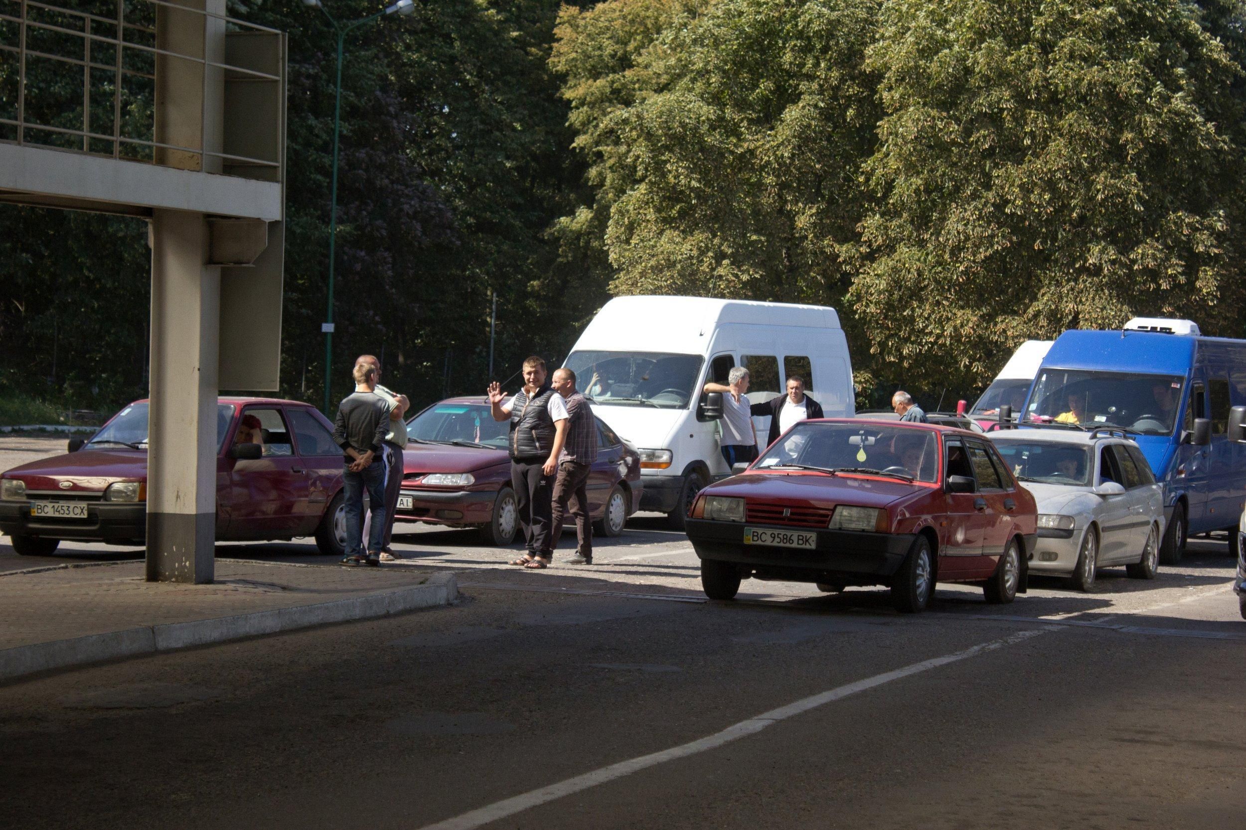На українсько-польському кордоні утворилися великі черги На українсько-польському кордоні утворилися великі черги