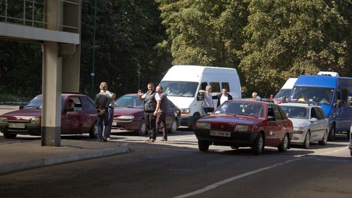Понад 350  автомобілів застрягли на польському кордоні: деталі 
