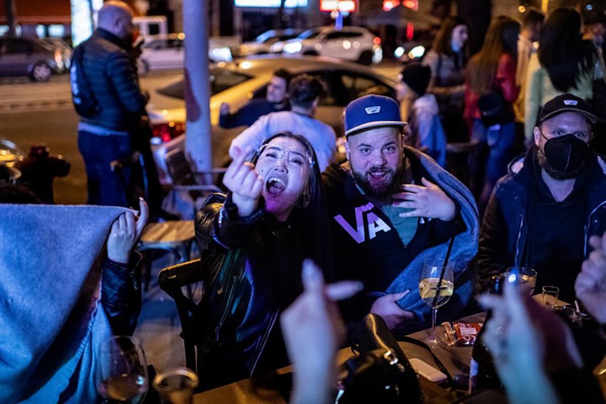 Угорщина святкує відкриття терас Угорщина святкує відкриття терас