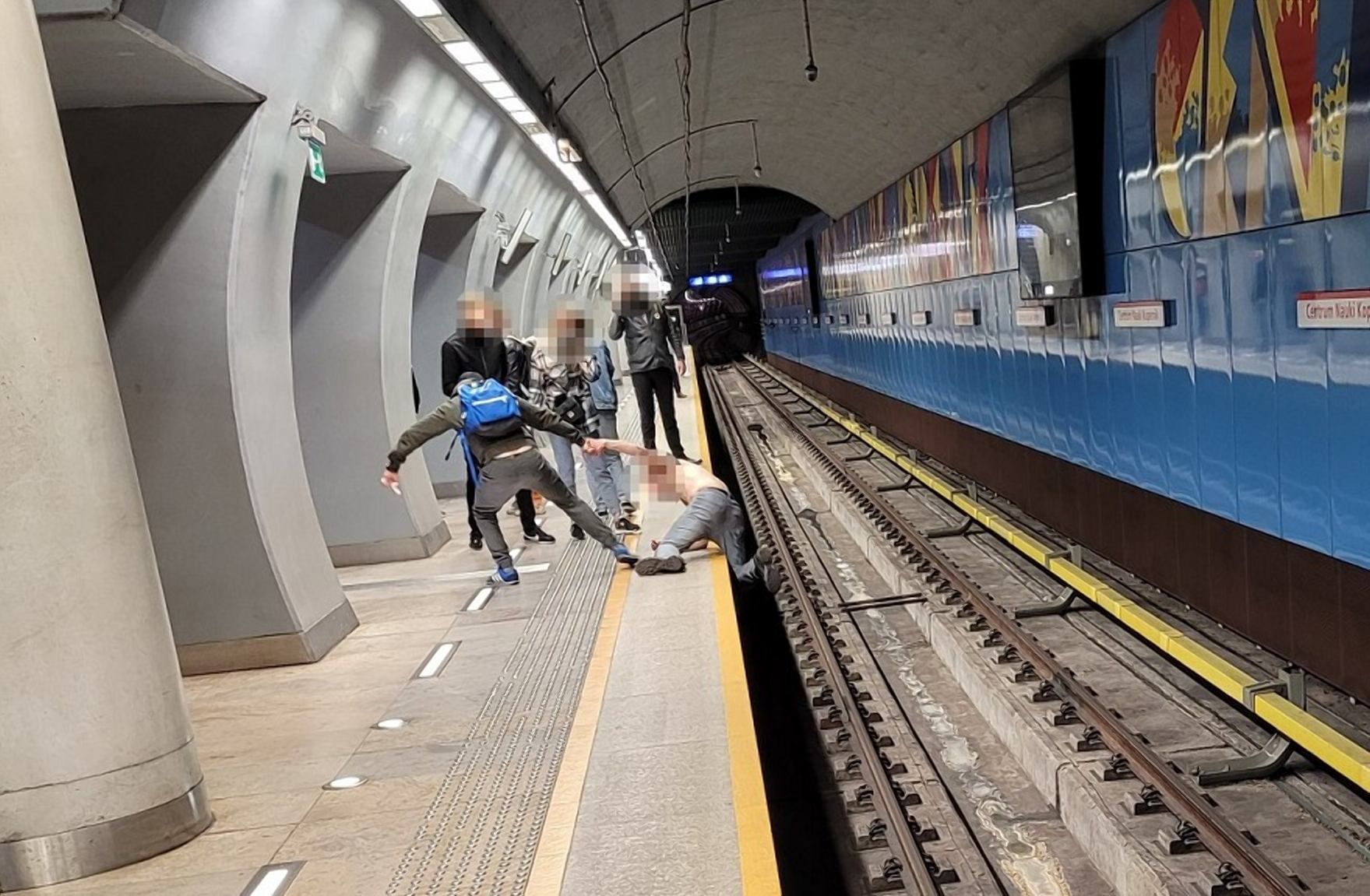 Очевидцы происшествия вытащили украинца на платформу Очевидцы происшествия вытащили украинца на платформу