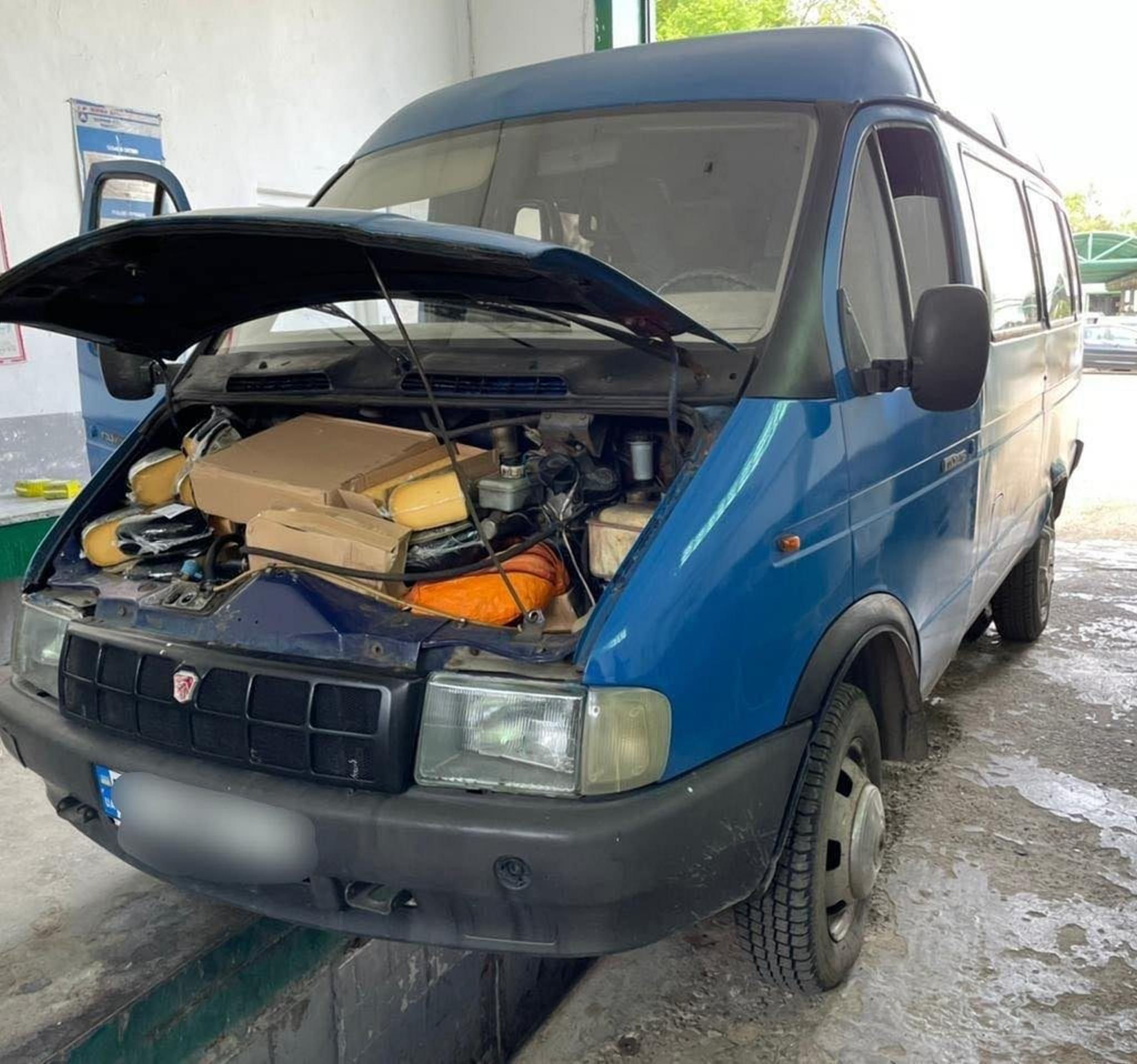 101 кілограм сиру під капотом "ГАЗелі" 101 кілограм сиру під капотом "ГАЗелі"