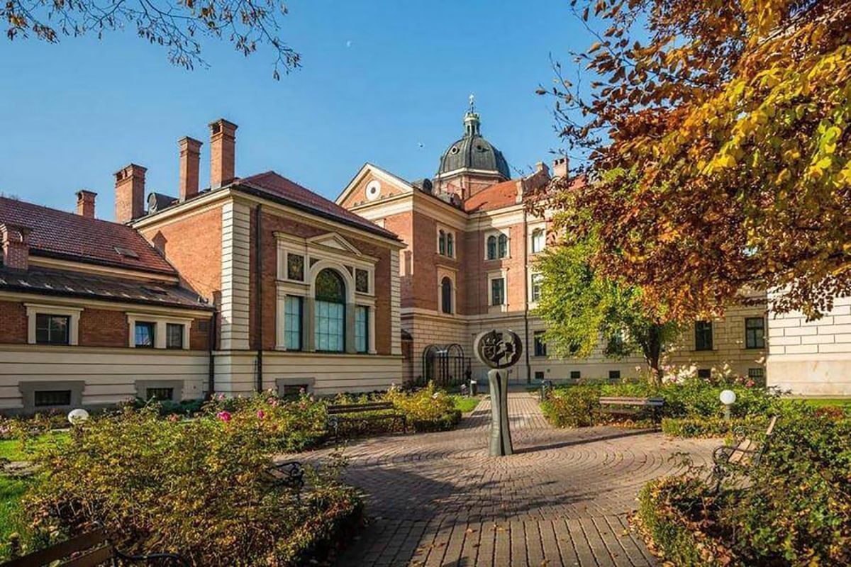 Внутрішній дворик у Краківському Економічному Університеті Внутрішній дворик у Краківському Економічному Університеті