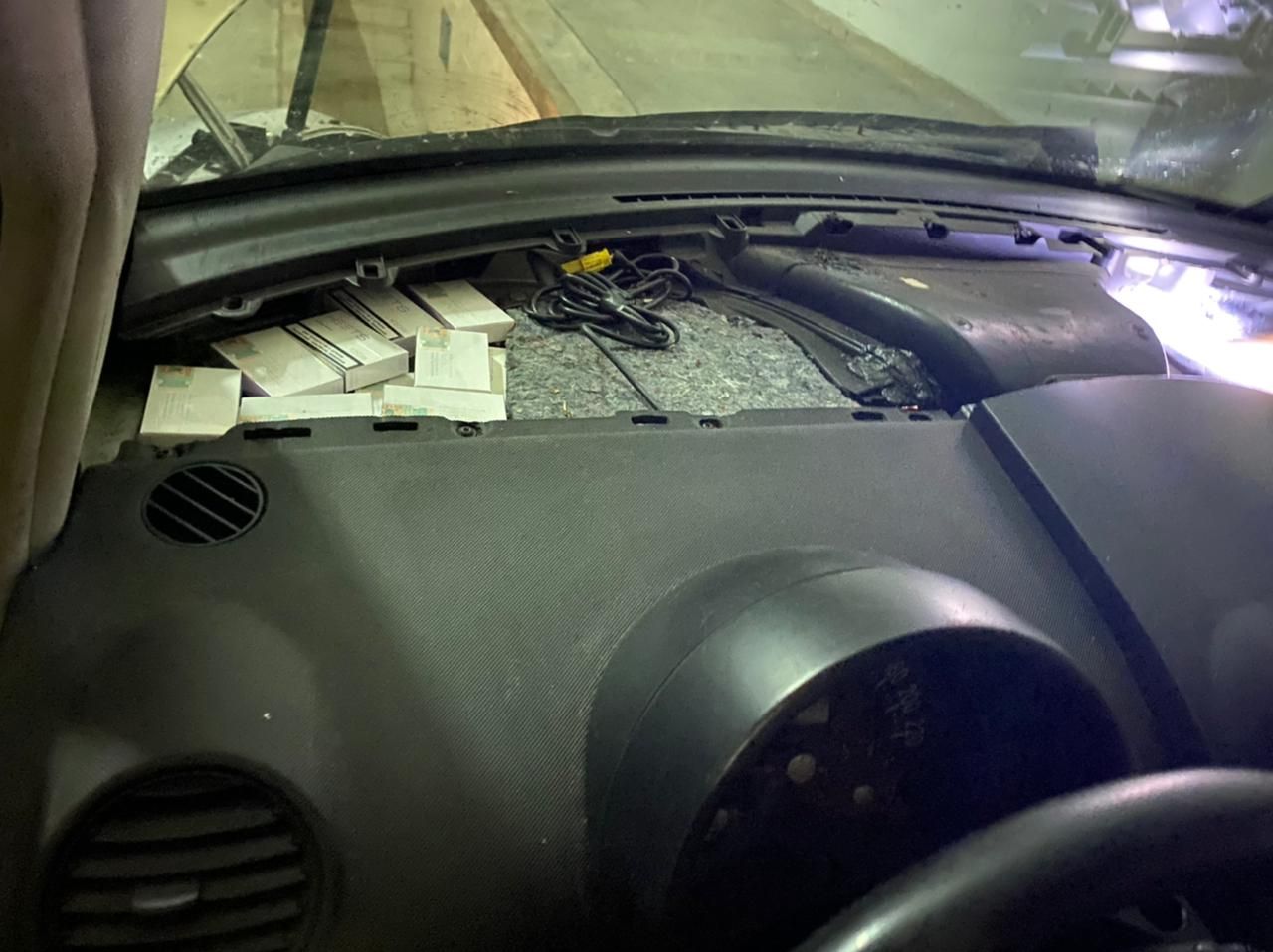 Литовець віз понад 600 упаковок тютюнових виробів під передньою панеллю авто Литовець віз понад 600 упаковок тютюнових виробів під передньою панеллю авто