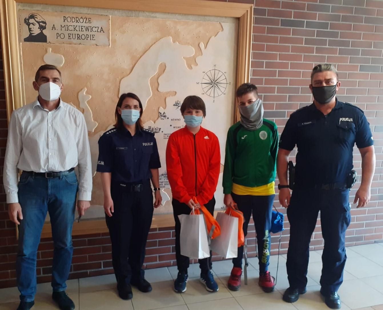 Польські школярі знайшли гаманець українця і віддали річ поліції Польські школярі знайшли гаманець українця і віддали річ поліції