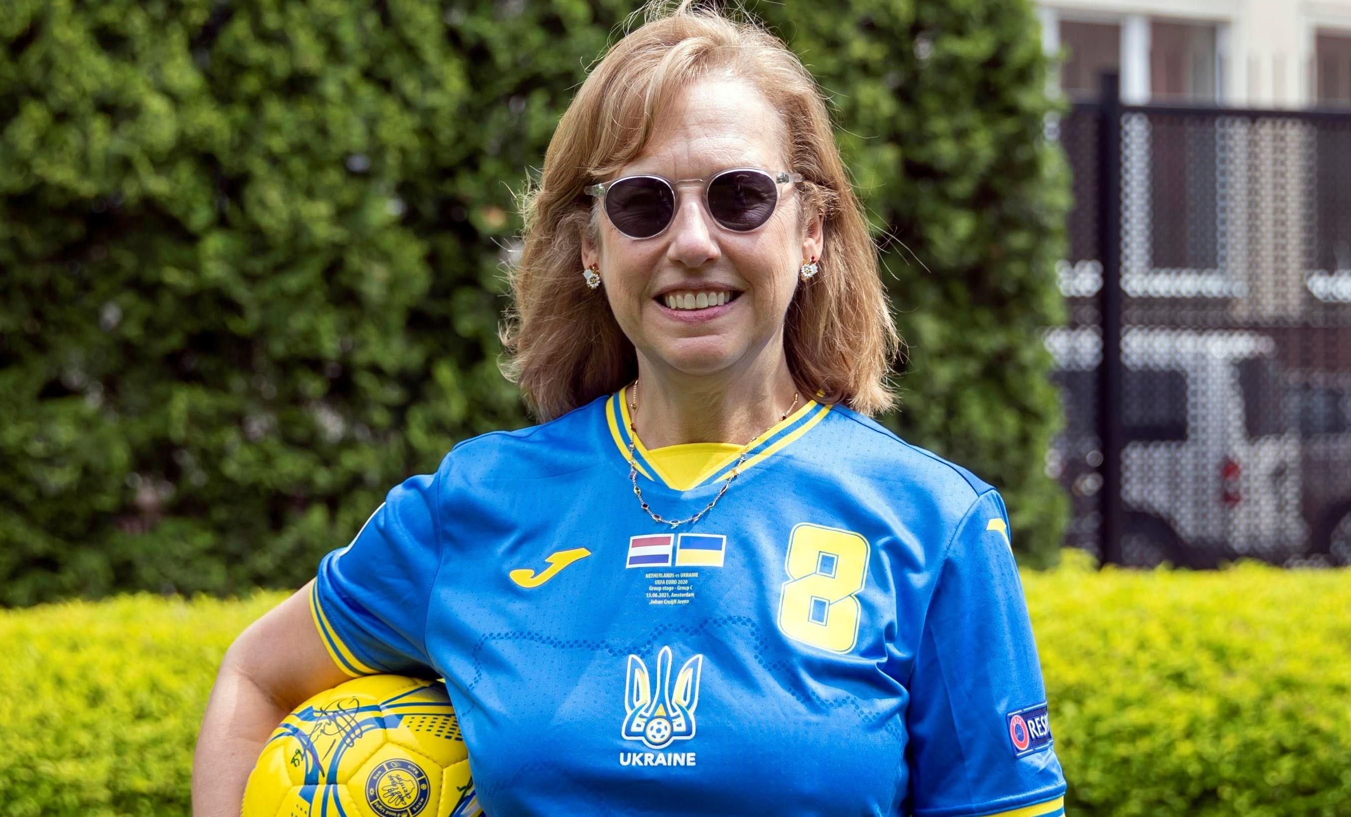 Іноземні дипломати вдягають нову форму збірної України з футболу