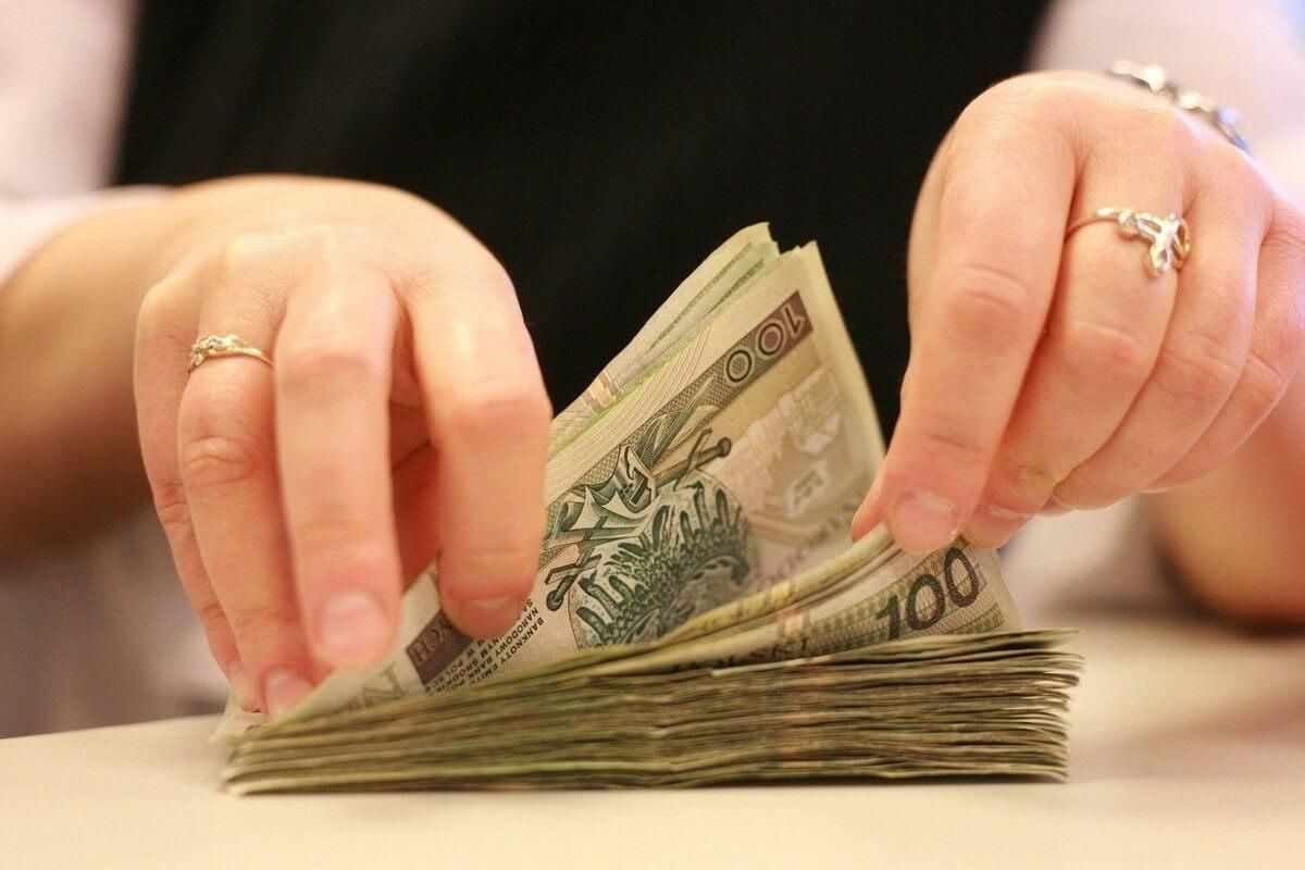 Українці у Польщі зможуть отримувати більшу зарплату Українці у Польщі зможуть отримувати більшу зарплату