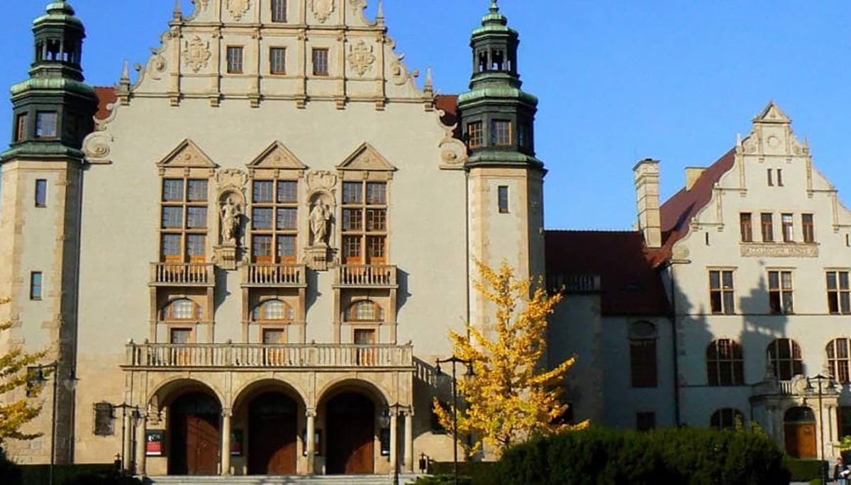 Університеті імені Адама Міцкевича в Познані, де щороку проводиться нагорода стипендією студентів з України Університеті імені Адама Міцкевича в Познані, де щороку проводиться нагорода стипендією студентів з України