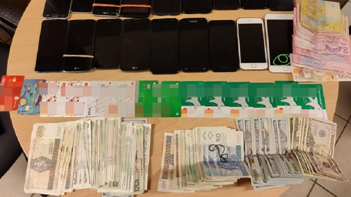 В українців вилучили крадену готівку, мобільні телефони та банківські картки