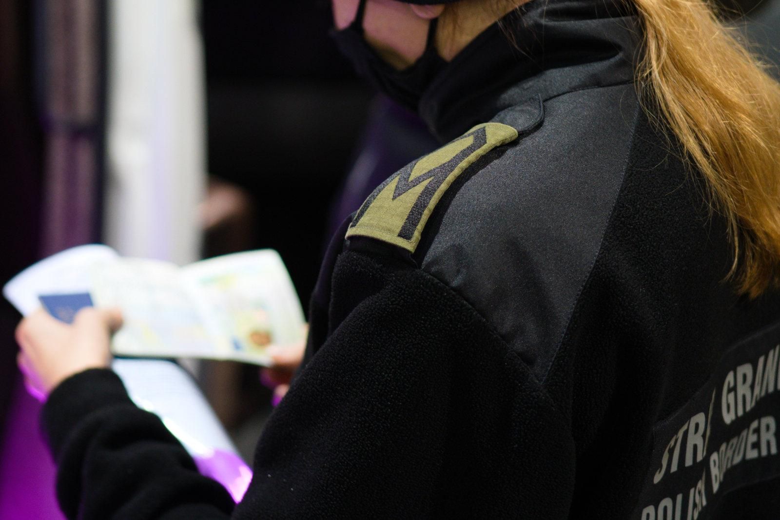 Украинцев начали часто задерживать на границе с Польшей с фальшивыми документами Украинцев начали часто задерживать на границе с Польшей с фальшивыми документами