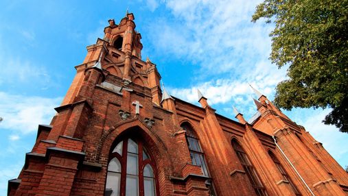 Польща відкриває пункти вакцинації у церквах: коли і як можна буде щепитись у храмі