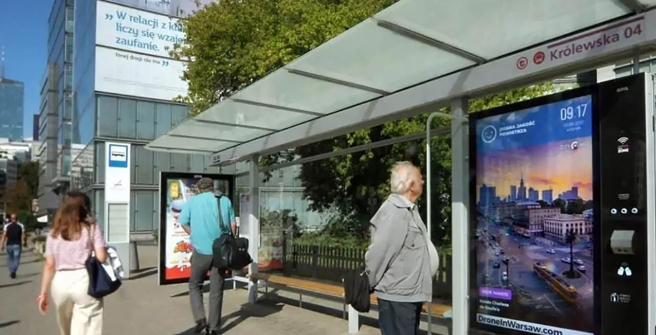 На варшавських зупинках встановлюють цифрові екрани