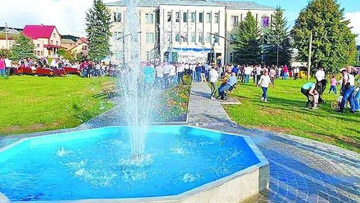 Хтось не шкодував і 200 євро: в українському селі трудові мігранти скинулися на фонтан 