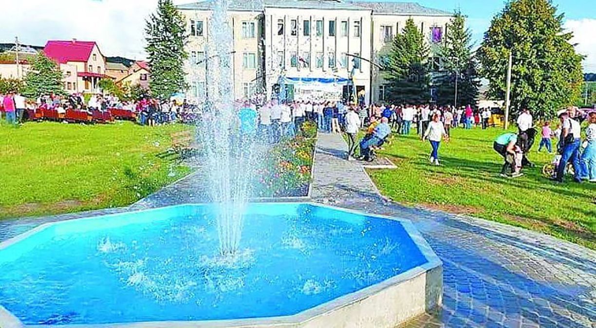 Кто-то не жалел и 200 евро: в украинском селе трудовые мигранты скинулись на фонтан - Закордон