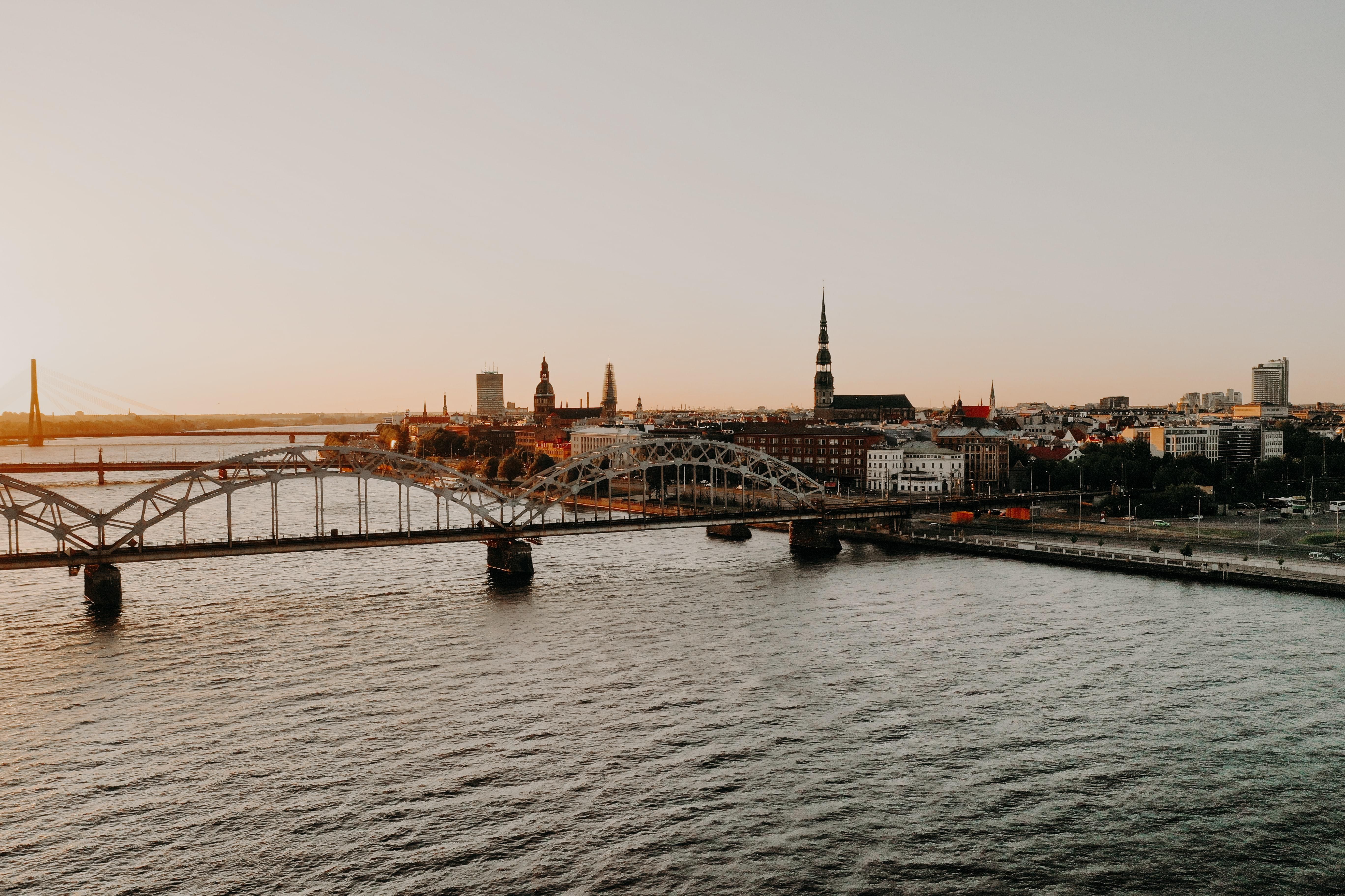 Перспективи роботи в країнах Балтії: яких працівників шукають і скільки готові платити - Закордон