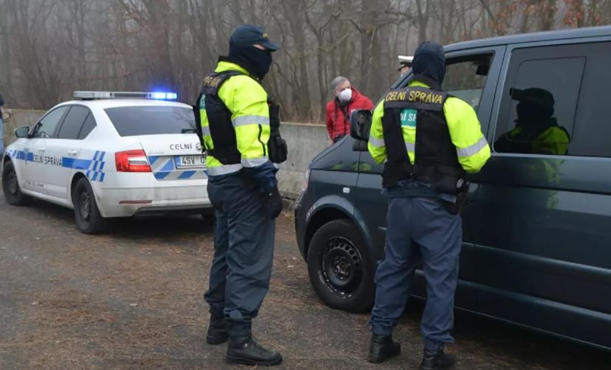 У Чехії поліцейські зніматимуть реєстраційні знаки з авто тих, хто не сплачує штрафи - Закордон У Чехії поліцейські зніматимуть реєстраційні знаки з авто тих, хто не сплачує штрафи - Закордон