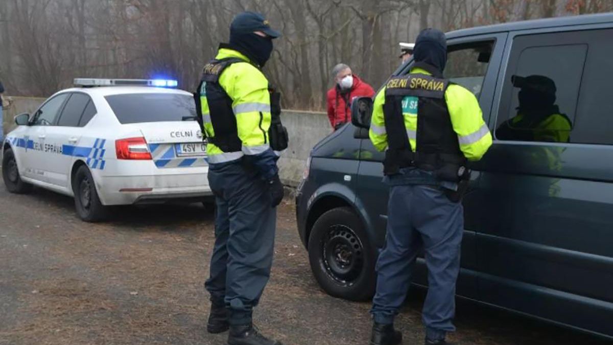 У Чехії поліцейські зніматимуть реєстраційні знаки з авто тих, хто не сплачує штрафи - Закордон