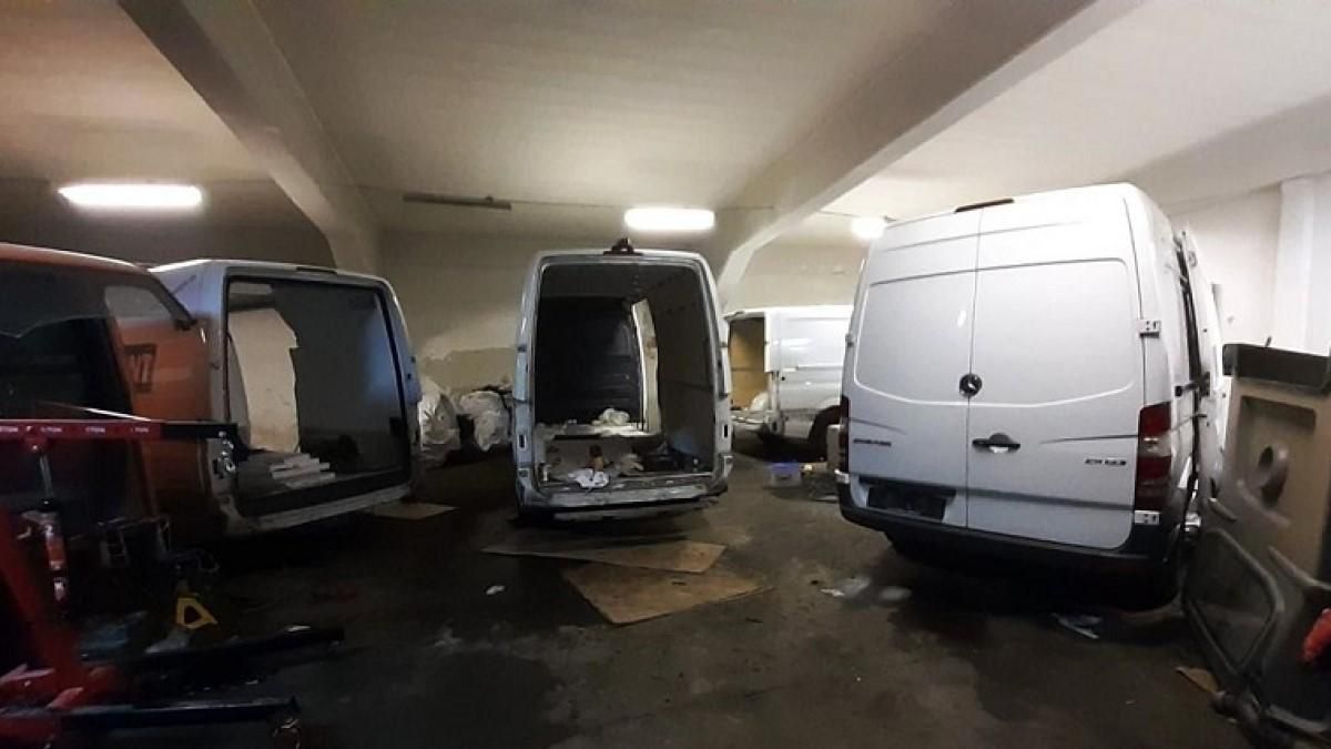 Українці у Польщі розбирали на запчастини крадені мікроавтобуси Українці у Польщі розбирали на запчастини крадені мікроавтобуси