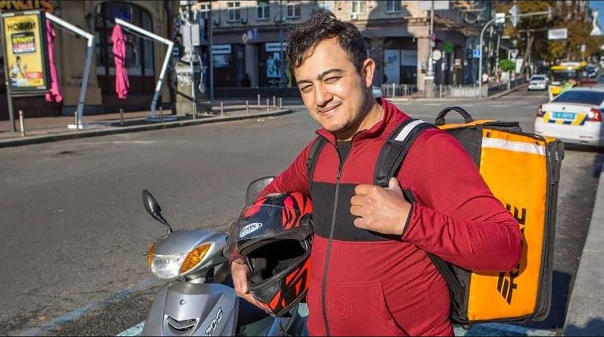 Новруз Аллаяров из Туркменистана работает курьером в Киеве Новруз Аллаяров из Туркменистана работает курьером в Киеве