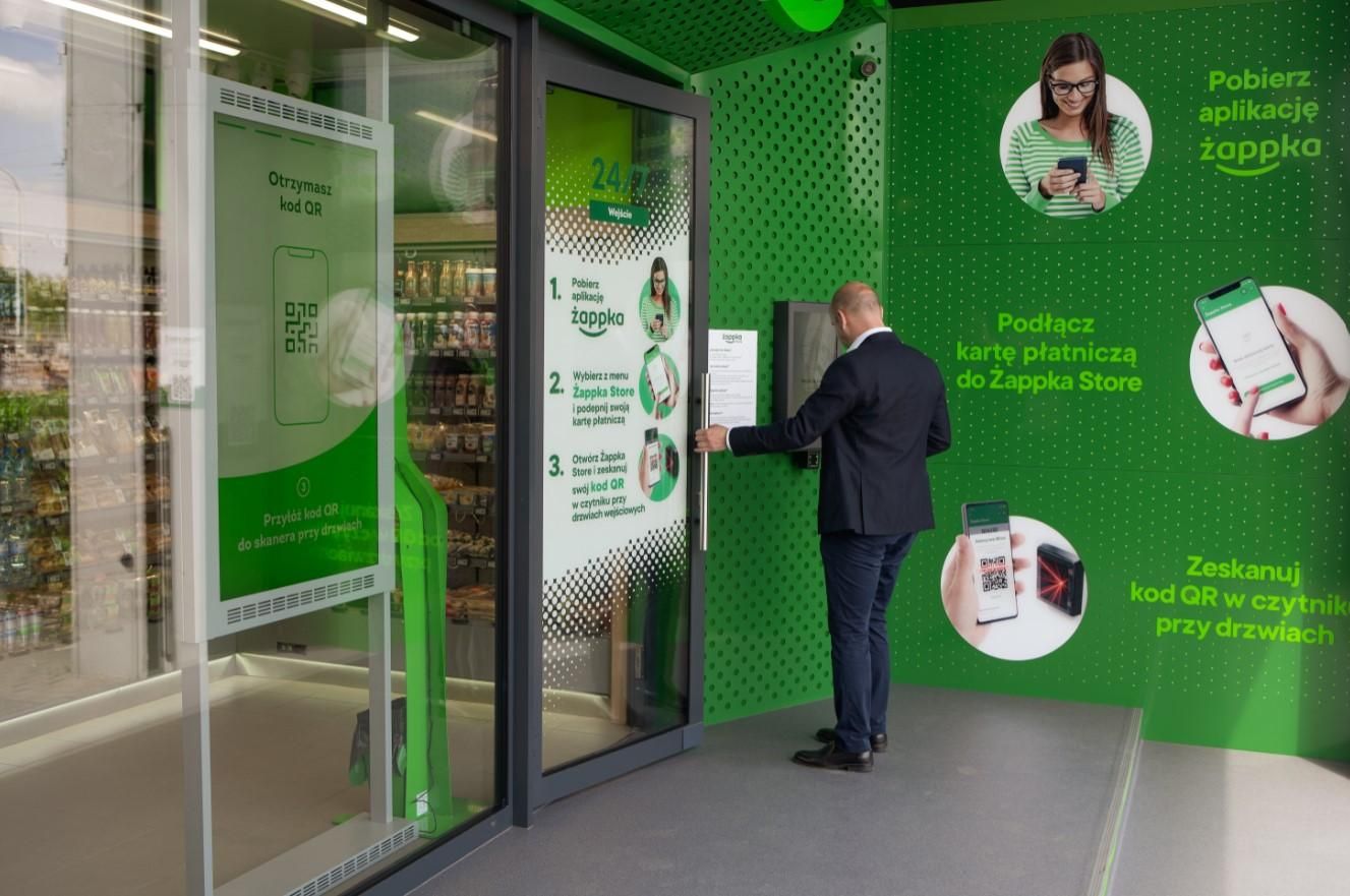 Без касирів та продавців: у Варшаві відкрився перший магазин "Жабка" із системою автооплати - Закордон Без касирів та продавців: у Варшаві відкрився перший магазин "Жабка" із системою автооплати - Закордон