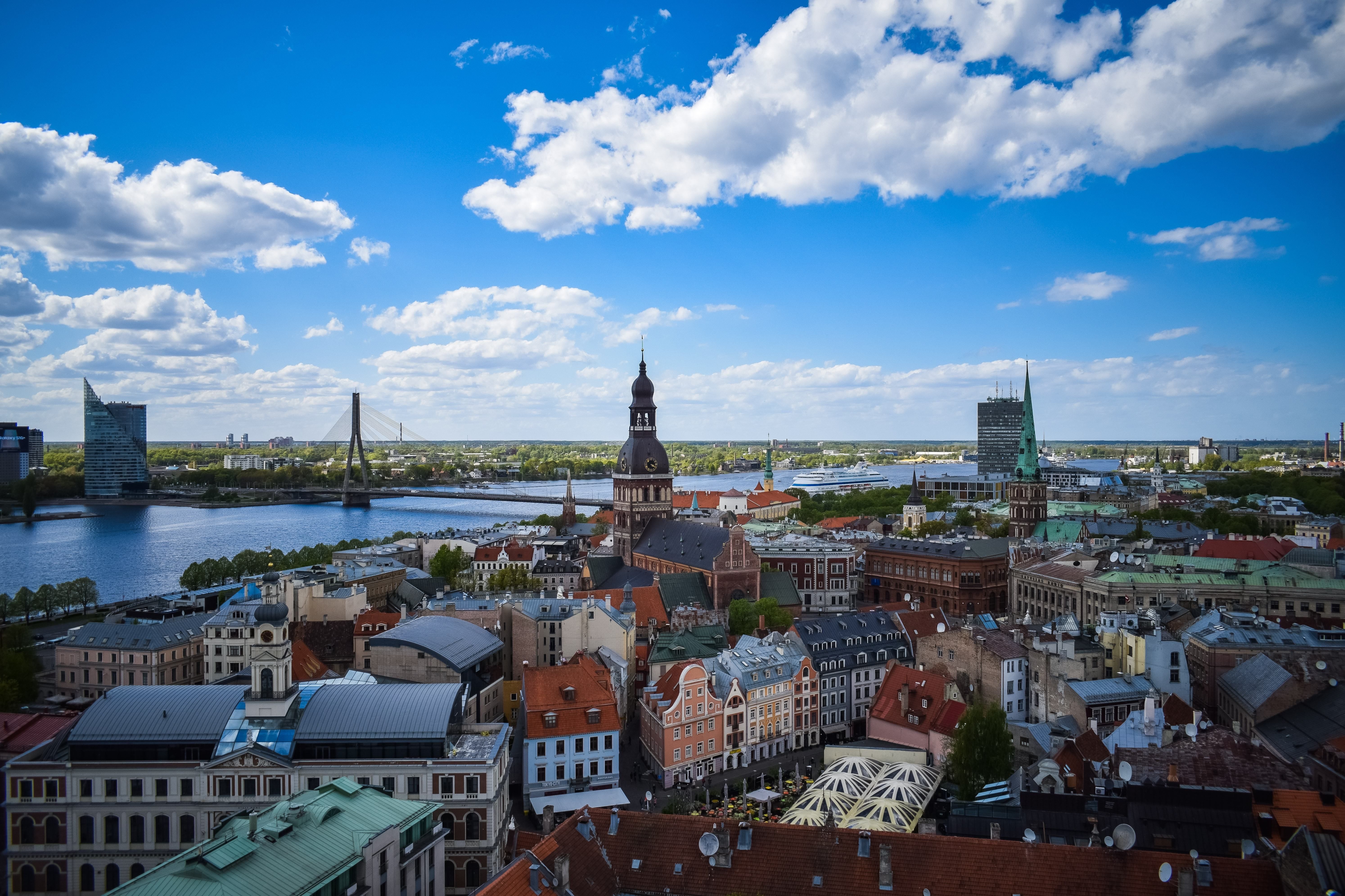 В Латвії невакцинованим заборонять робити покупки в супермаркетах: країна посилює карантин - Закордон