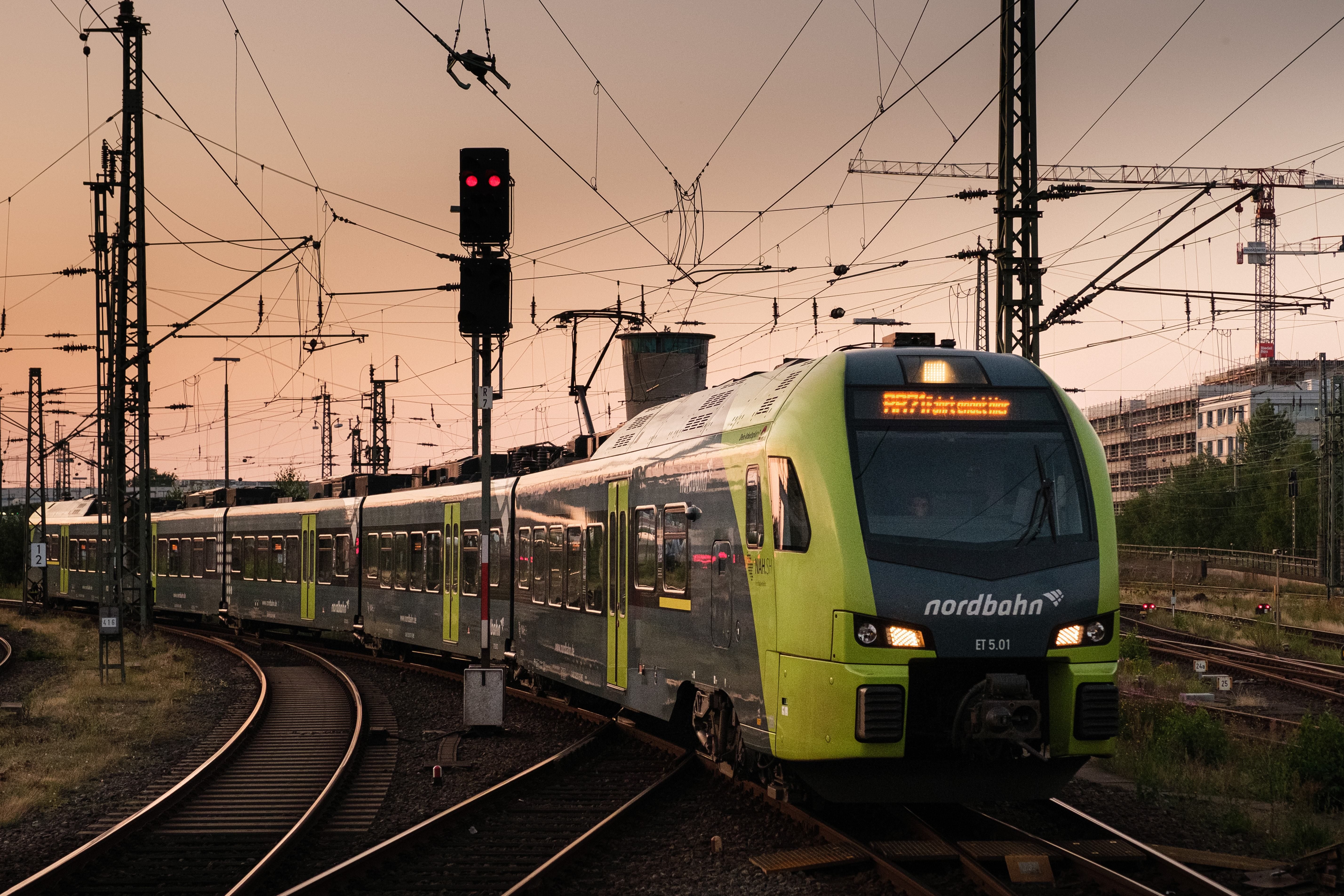 Нові правила "Укрзалізниці": які документи перевірятимуть в тих, хто їде потягом до Польщі - Закордон