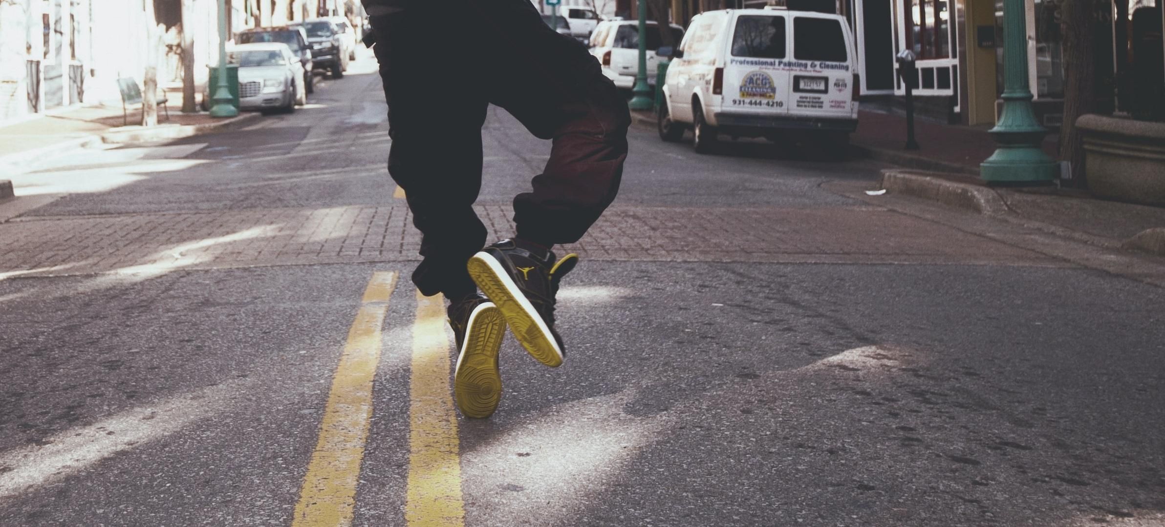 Двое украинцев устроили дискотеку в Польше прямо посреди дороги Двое украинцев устроили дискотеку в Польше прямо посреди дороги