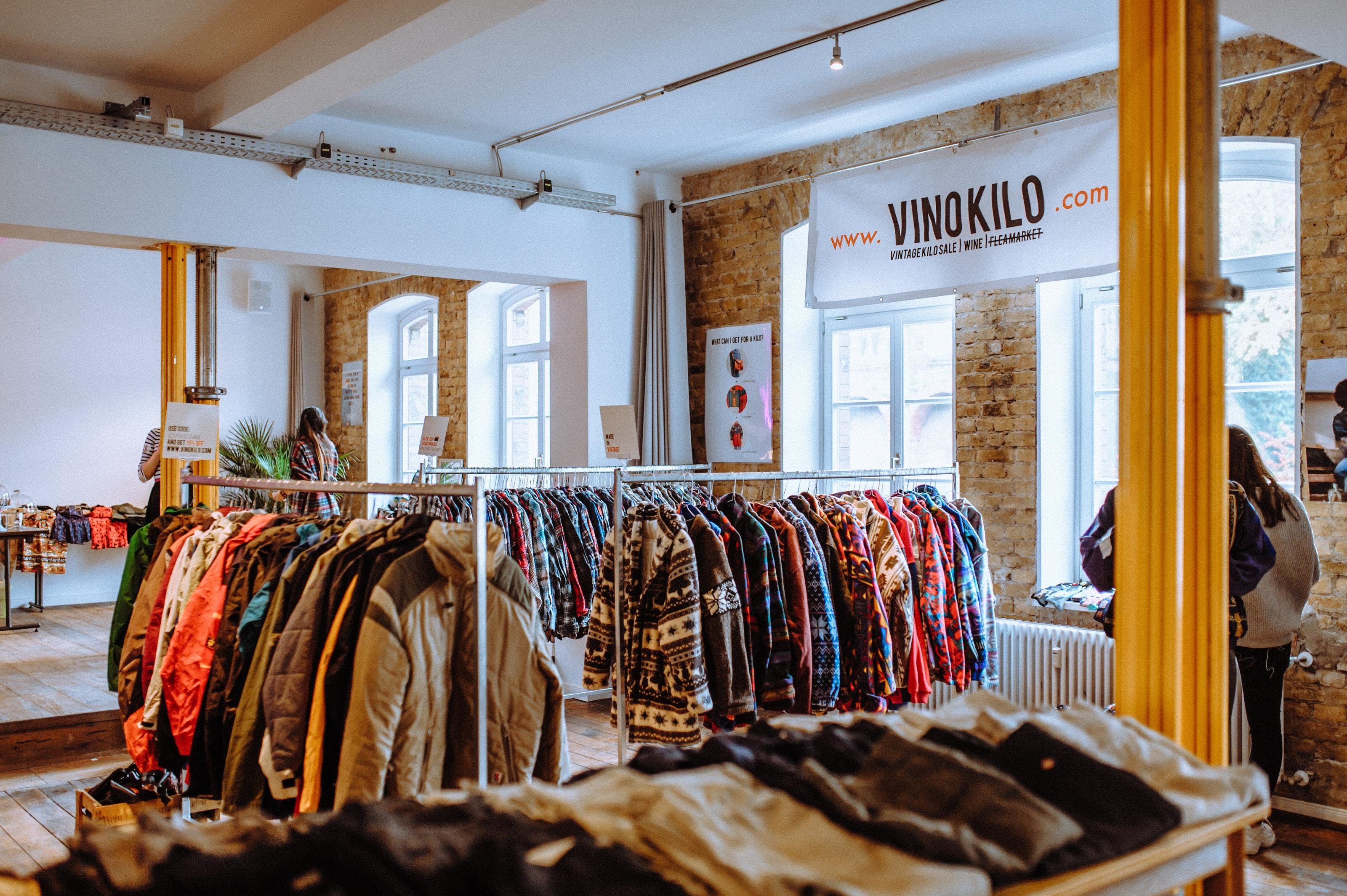 Мода из 60-х: в Варшаве начала работу крупнейшая в Европе ярмарка винтажной одежды - Закордон Мода из 60-х: в Варшаве начала работу крупнейшая в Европе ярмарка винтажной одежды - Закордон