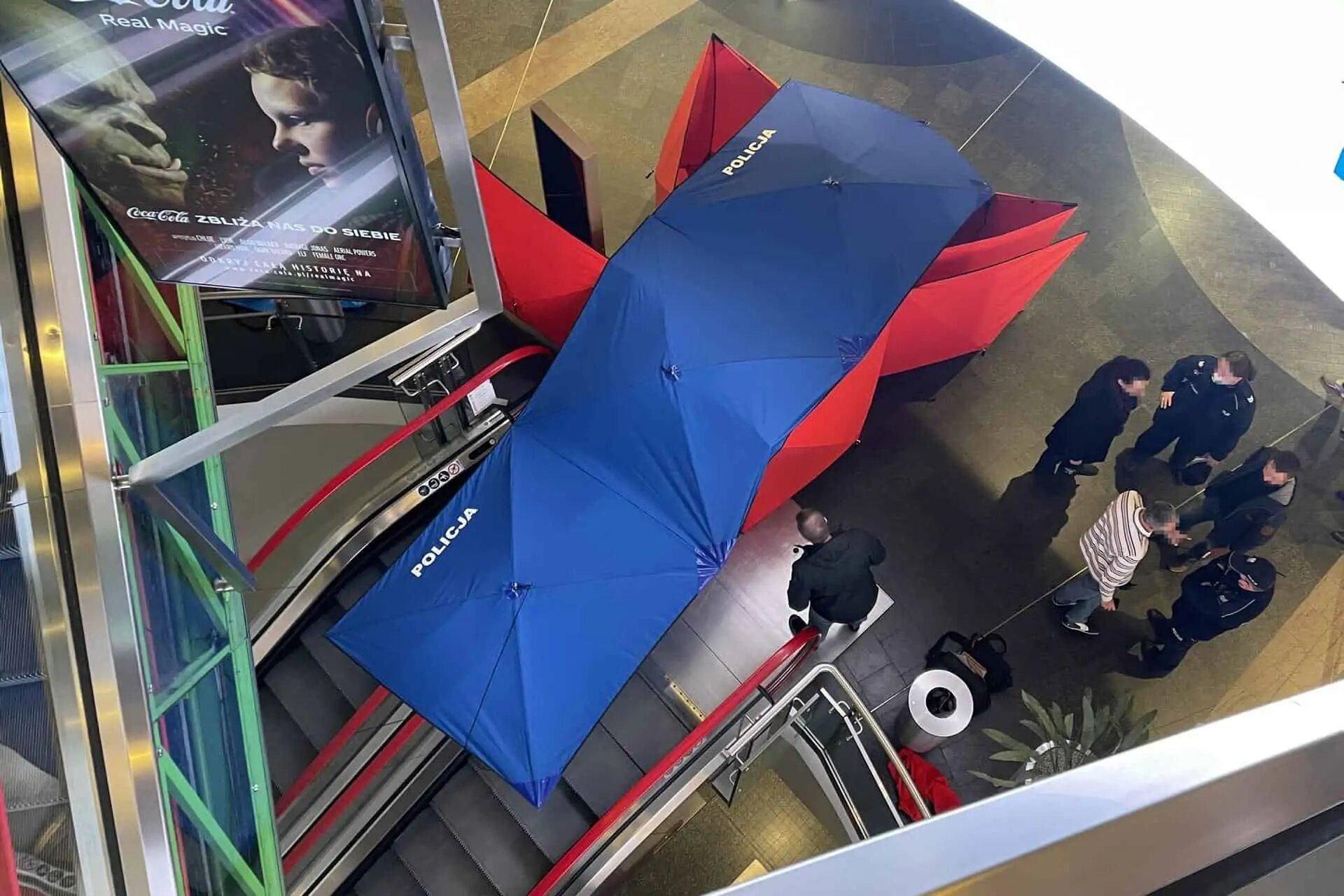 У Варшаві жінка зірвалася з висоти у ТЦ: це вже друга смерть там за тиждень - Закордон У Варшаві жінка зірвалася з висоти у ТЦ: це вже друга смерть там за тиждень - Закордон