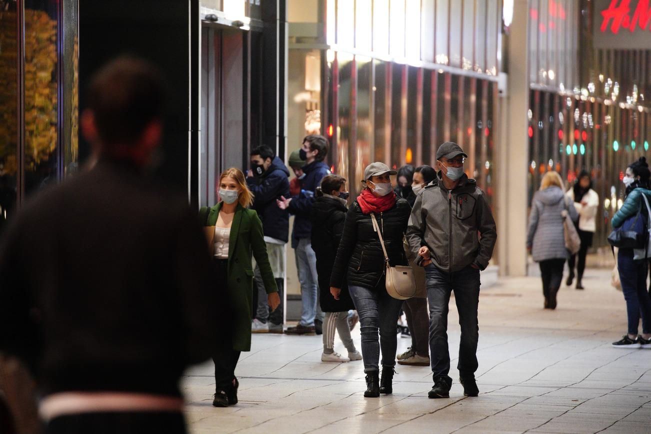 Біля торгових центрів у Варшаві безплатно роздаватимуть захисні маски - Новини в світі - Закордон Біля торгових центрів у Варшаві безплатно роздаватимуть захисні маски - Новини в світі - Закордон