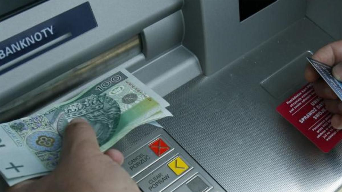 Честность важнее денег: украинец в Польше вернул 5 тысяч злотых, забытых в банкомате - Закордон