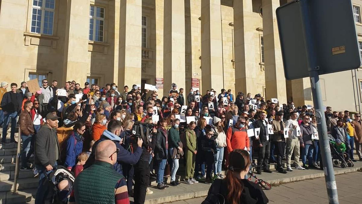 Українці у Вроцлаві влаштували протест через довге чекання карт побиту: чи дало це результат - Закордон Українці у Вроцлаві влаштували протест через довге чекання карт побиту: чи дало це результат - Закордон