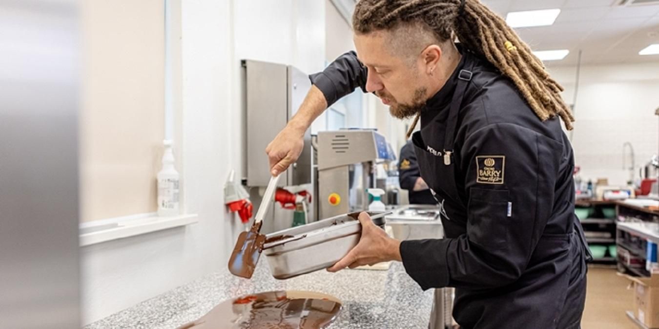 "Вкус шоколада возвращает в детство": история украинца, ставшего известным кондитером в Польше - Закордон "Вкус шоколада возвращает в детство": история украинца, ставшего известным кондитером в Польше - Закордон