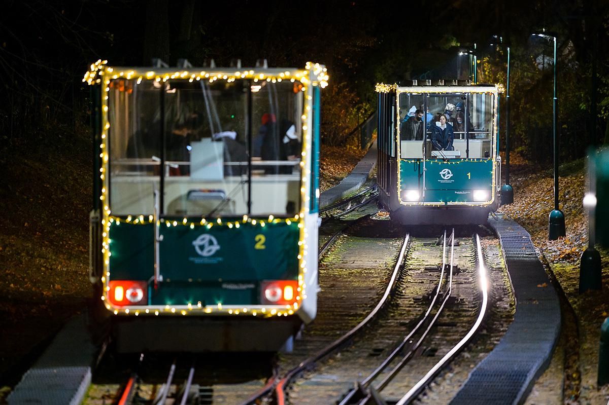 Вулицями Праги почали курсувати різдвяні трамваї: казкові фото - Закордон