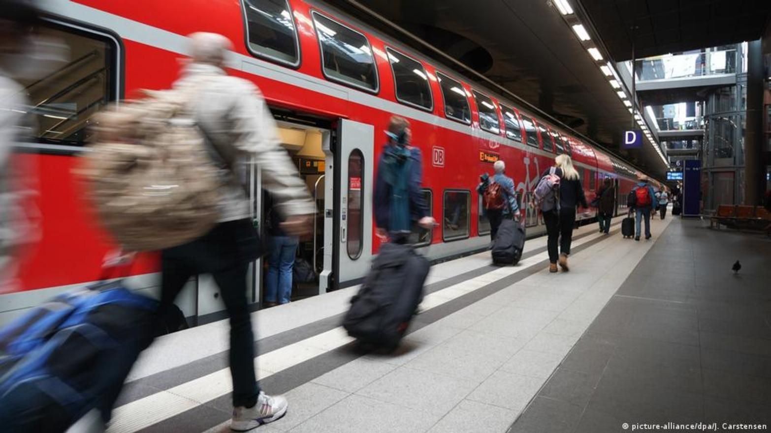 Поліція допомогла українцю, який забув важливі документи у польському потязі - Закордон Поліція допомогла українцю, який забув важливі документи у польському потязі - Закордон