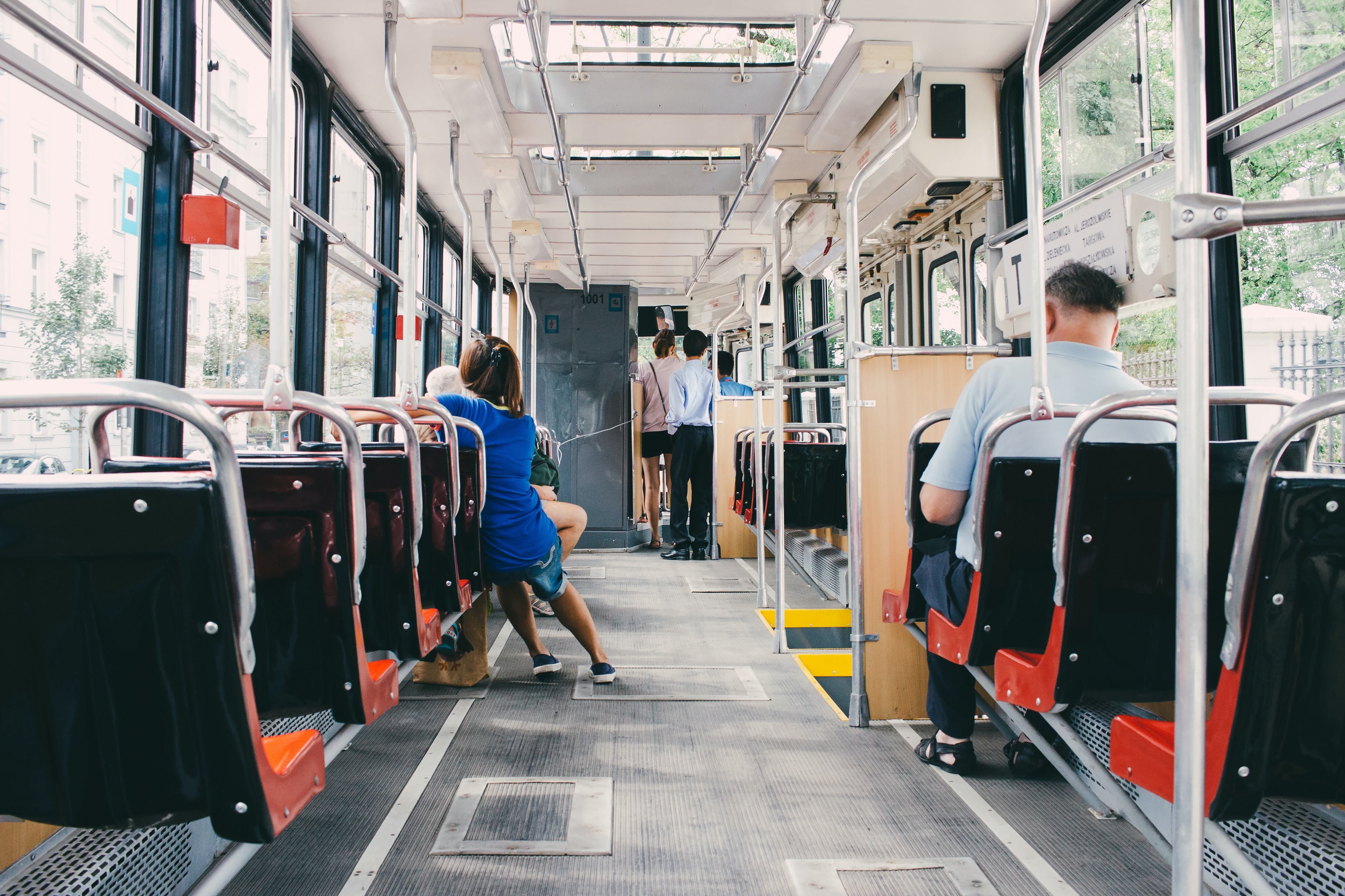 Польський водій автобуса захистив школярку від нав'язливого пасажира - Закордон