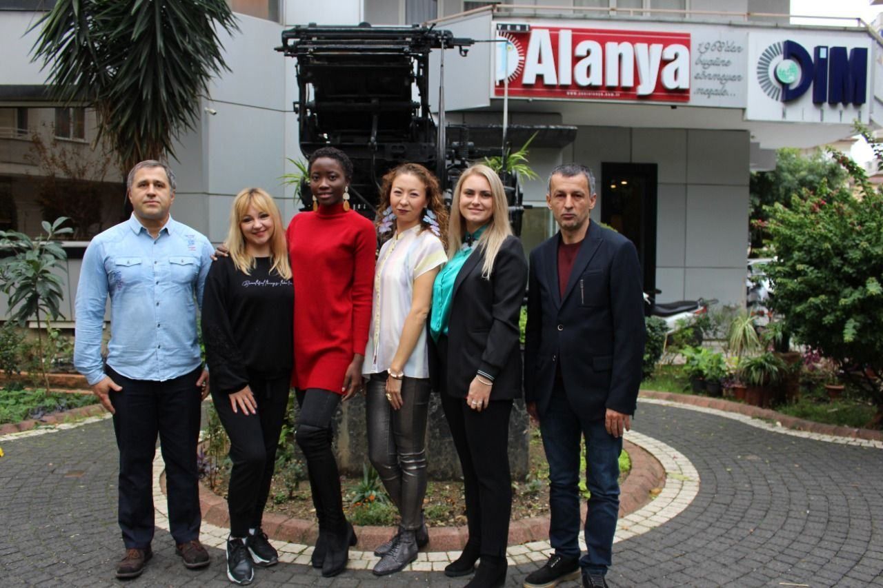 Яскрава творчість в еміграції: українська дизайнерка представить свої роботи в Туреччині - Закордон Яскрава творчість в еміграції: українська дизайнерка представить свої роботи в Туреччині - Закордон