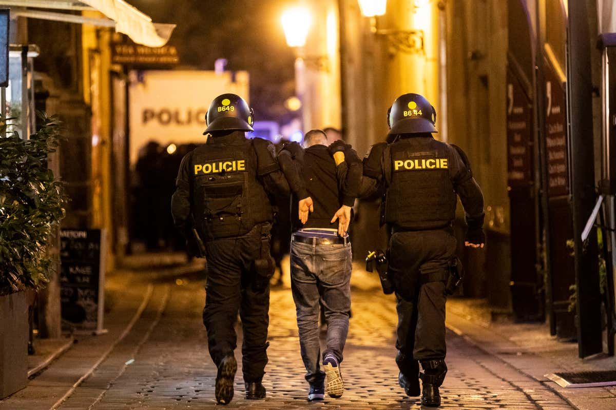 Уснул на остановке: в Чехии мужчину ограбили на 160 тысяч крон - Закордон Уснул на остановке: в Чехии мужчину ограбили на 160 тысяч крон - Закордон