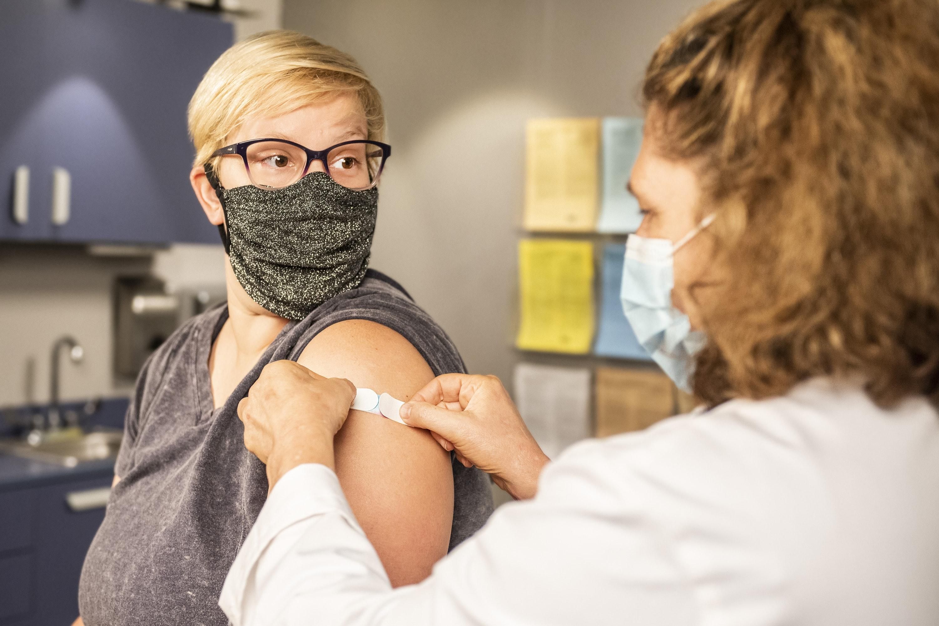 Більшість жителів Чехії підтримують обов'язкову вакцинацію: результати опитування - Закордон