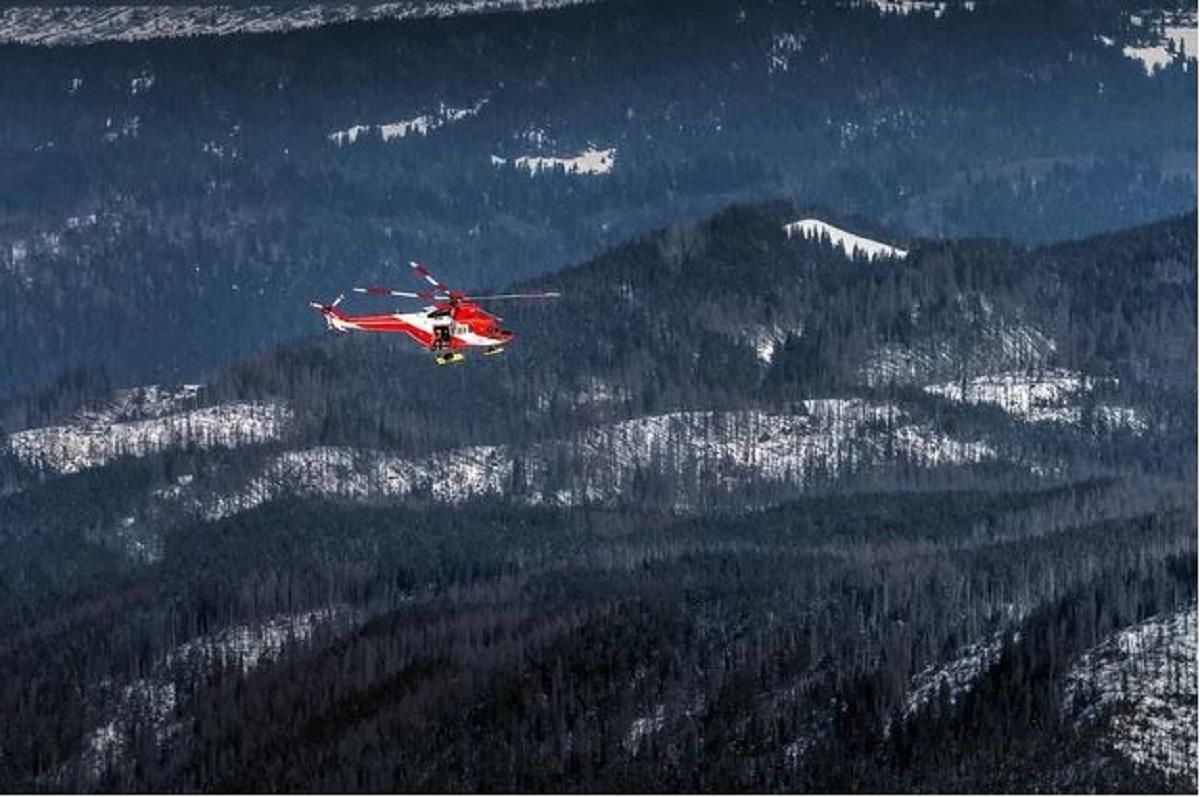 Відправили гелікоптер: у польських Татрах врятували українку, яка застрягла в засніжених горах - Закордон