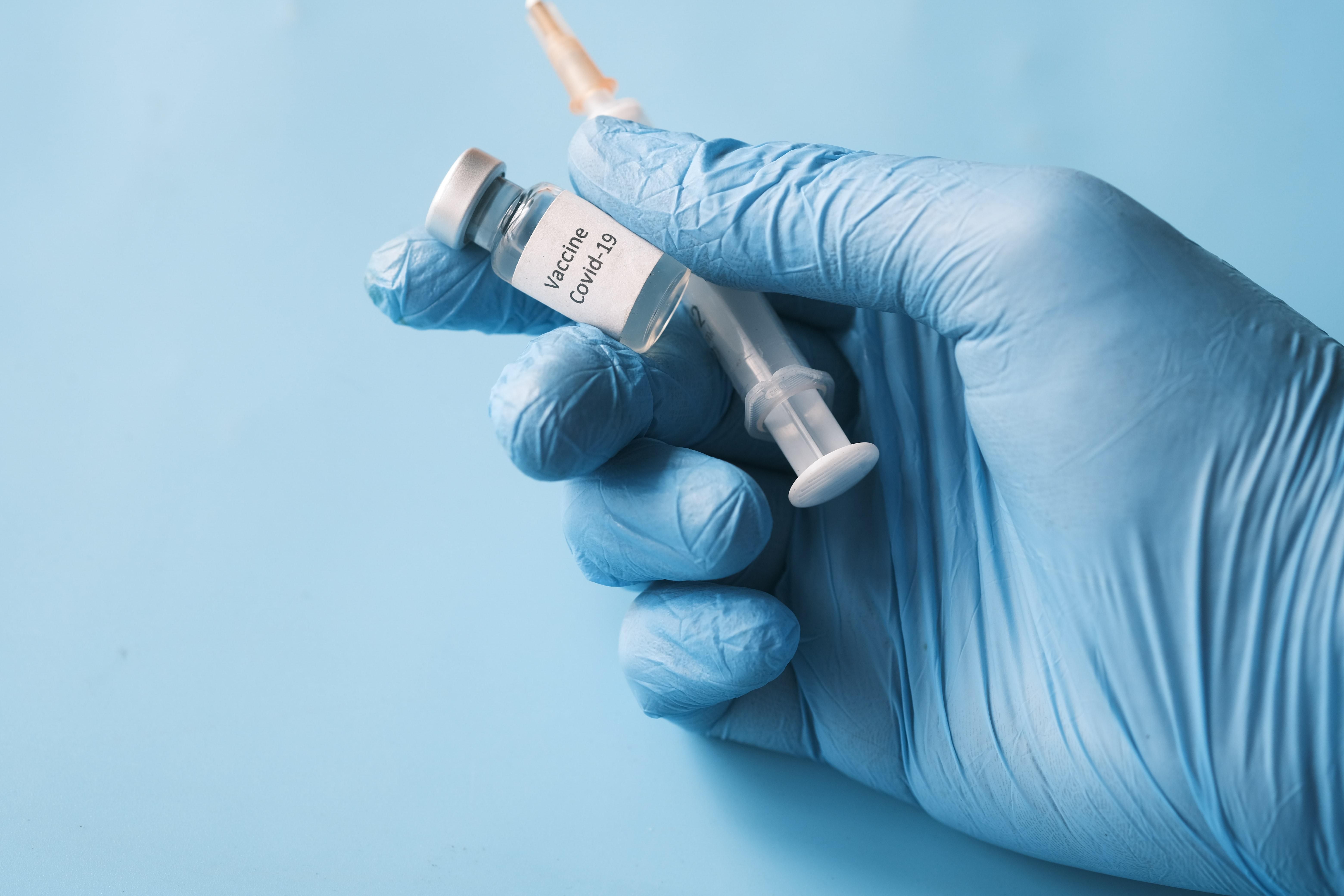 Щеплення проти COVID-19 в Польщі: які схеми комбінування вакцин дозволені в країні - Закордон