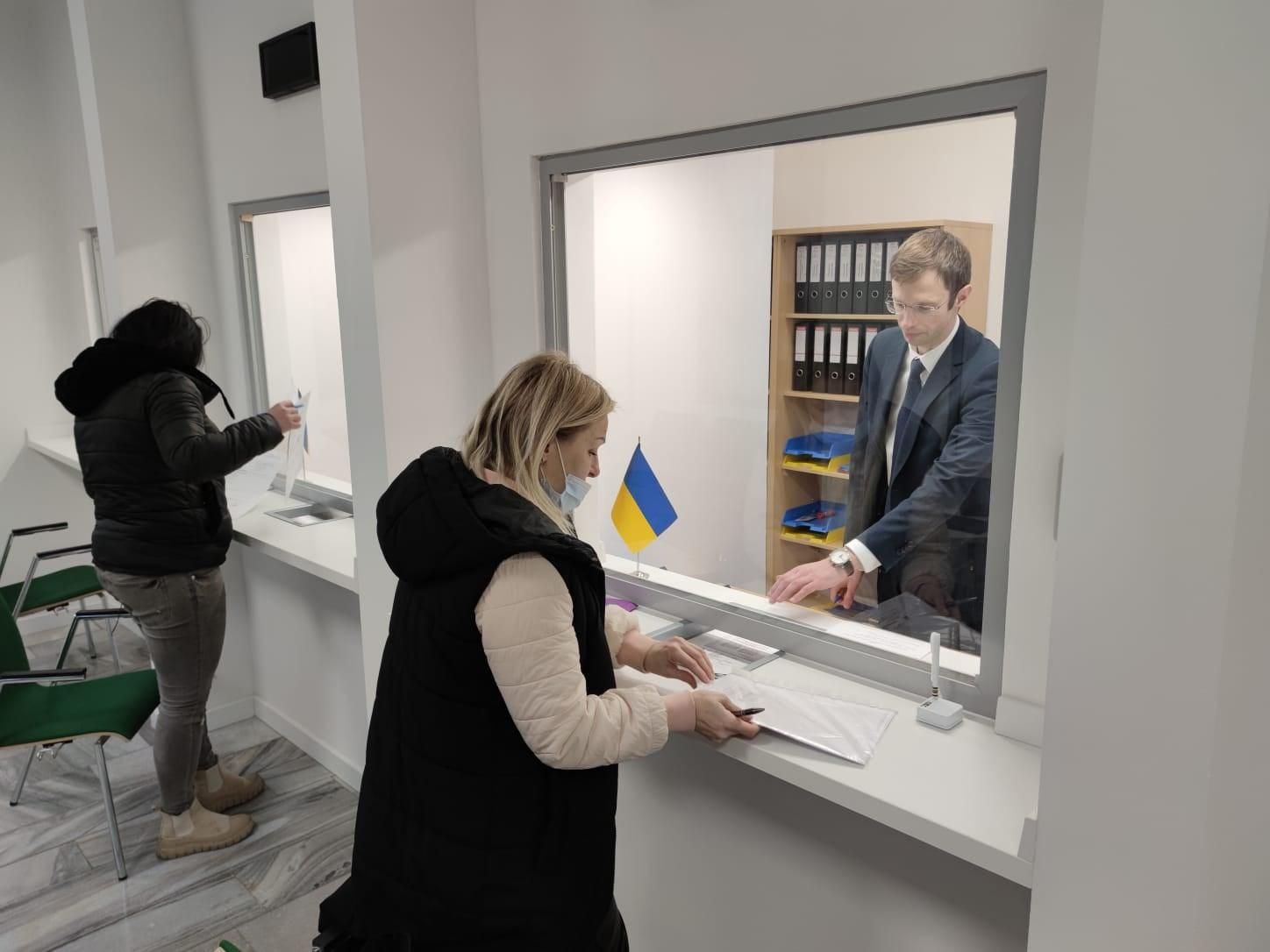 Українське генконсульство у Вроцлаві вже працює у тестовому режимі: перші фото - Закордон