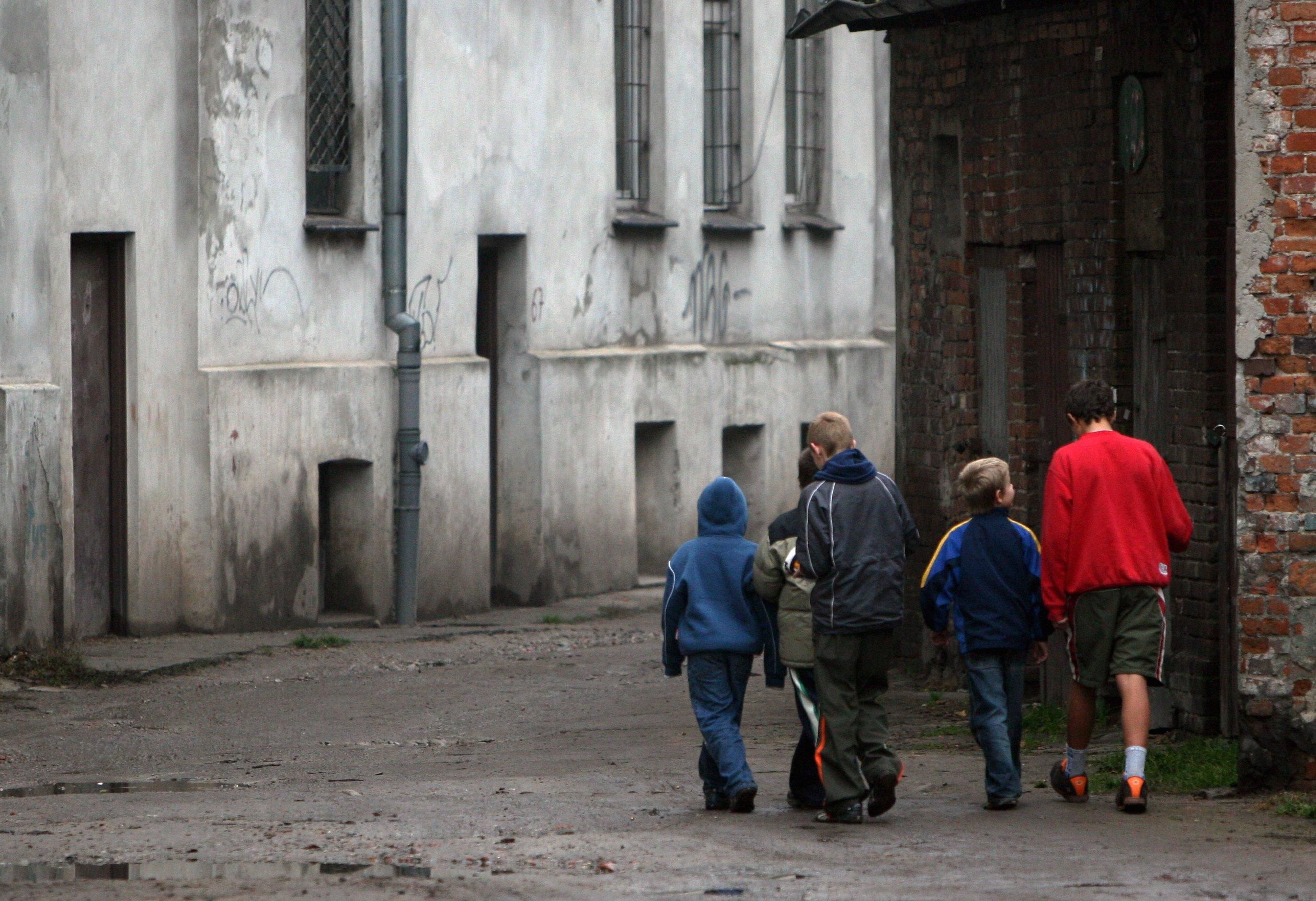 Лише на 640 злотих на місяць: скільки поляків живуть за межею бідності - Закордон