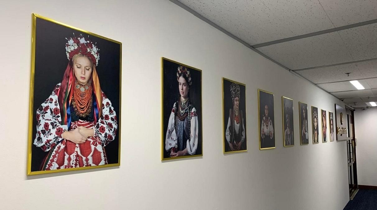 В Сингапуре создали фотоэкспозицию украинских этнических украшений