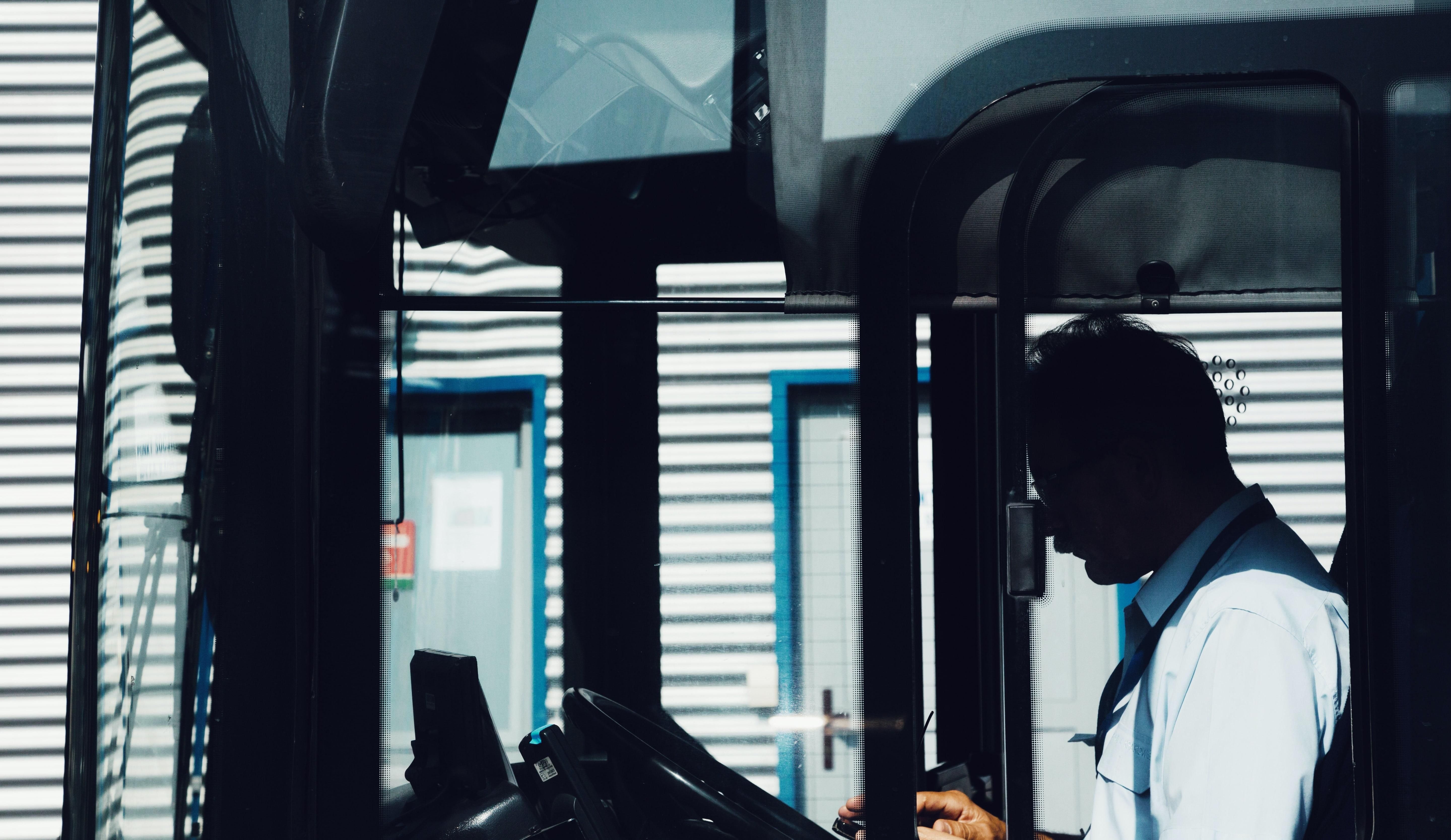 Зробив фатальне зауваження: у Польщі підлітки побили водія автобуса з України - Закордон Зробив фатальне зауваження: у Польщі підлітки побили водія автобуса з України - Закордон