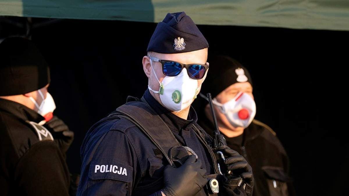 Маски з токсичною речовиною: у Варшаві з'явився новий спосіб пограбування - Закордон
