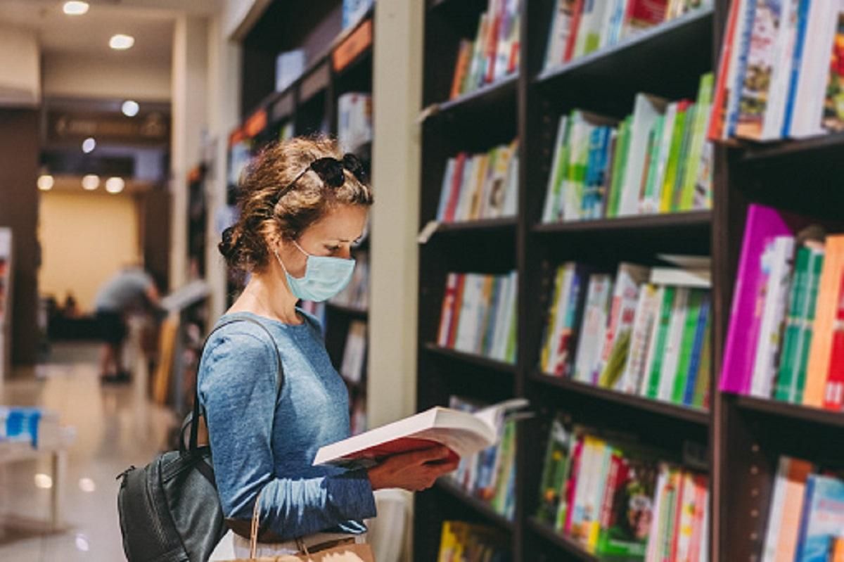 Магазини в Польщі стають бібліотеками та автовокзалами: причина такого рішення
