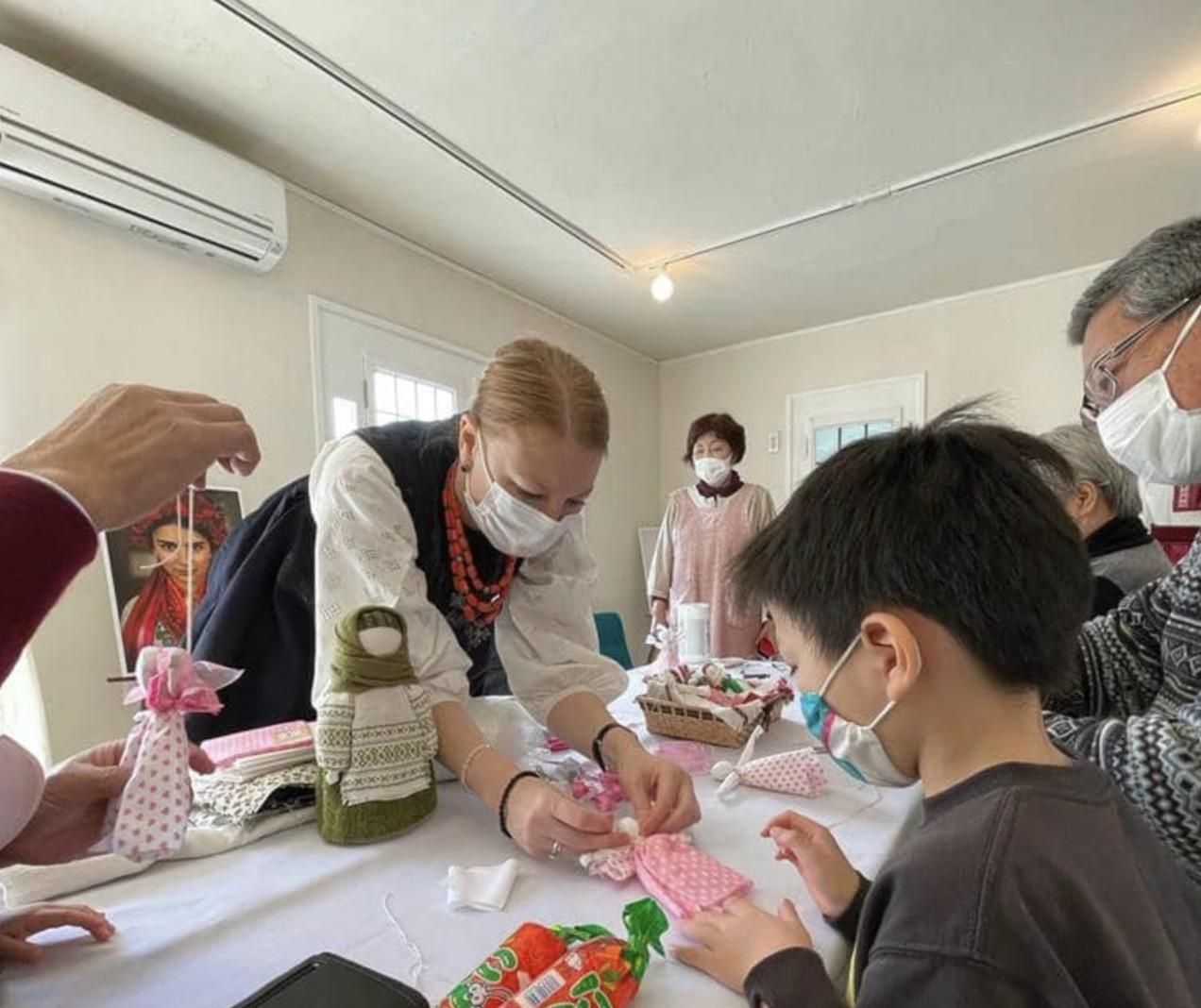 Українці навчили японців робити ляльки-мотанки: промовисті фото - Новости мира - Закордон