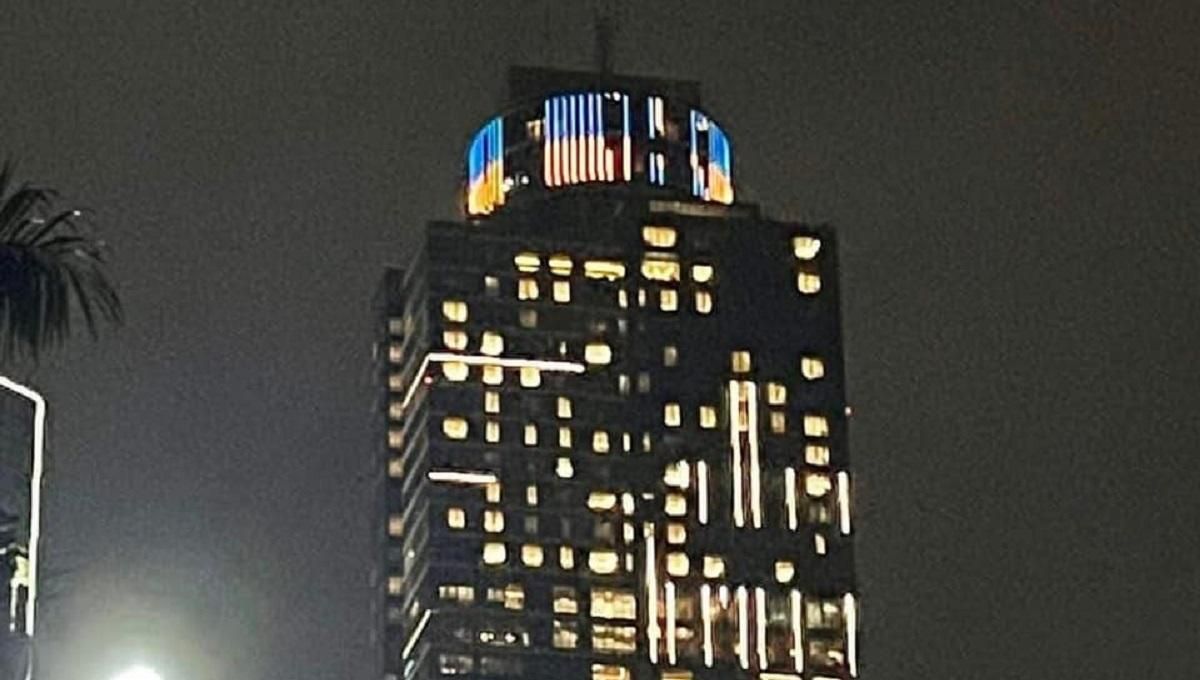 В День единения самое высокое здание в Индонезии подсветили сине-желтыми цветами В День единения самое высокое здание в Индонезии подсветили сине-желтыми цветами